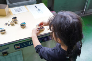 「KTM」の金属製パズルを楽しむ来場者 「KTM」の金属製パズルを楽しむ来場者