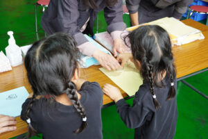 金属製スタンプを楽しむ来場者 金属製スタンプを楽しむ来場者